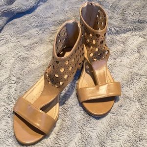 Comfortview tan/gold opened toed anklet sandals.